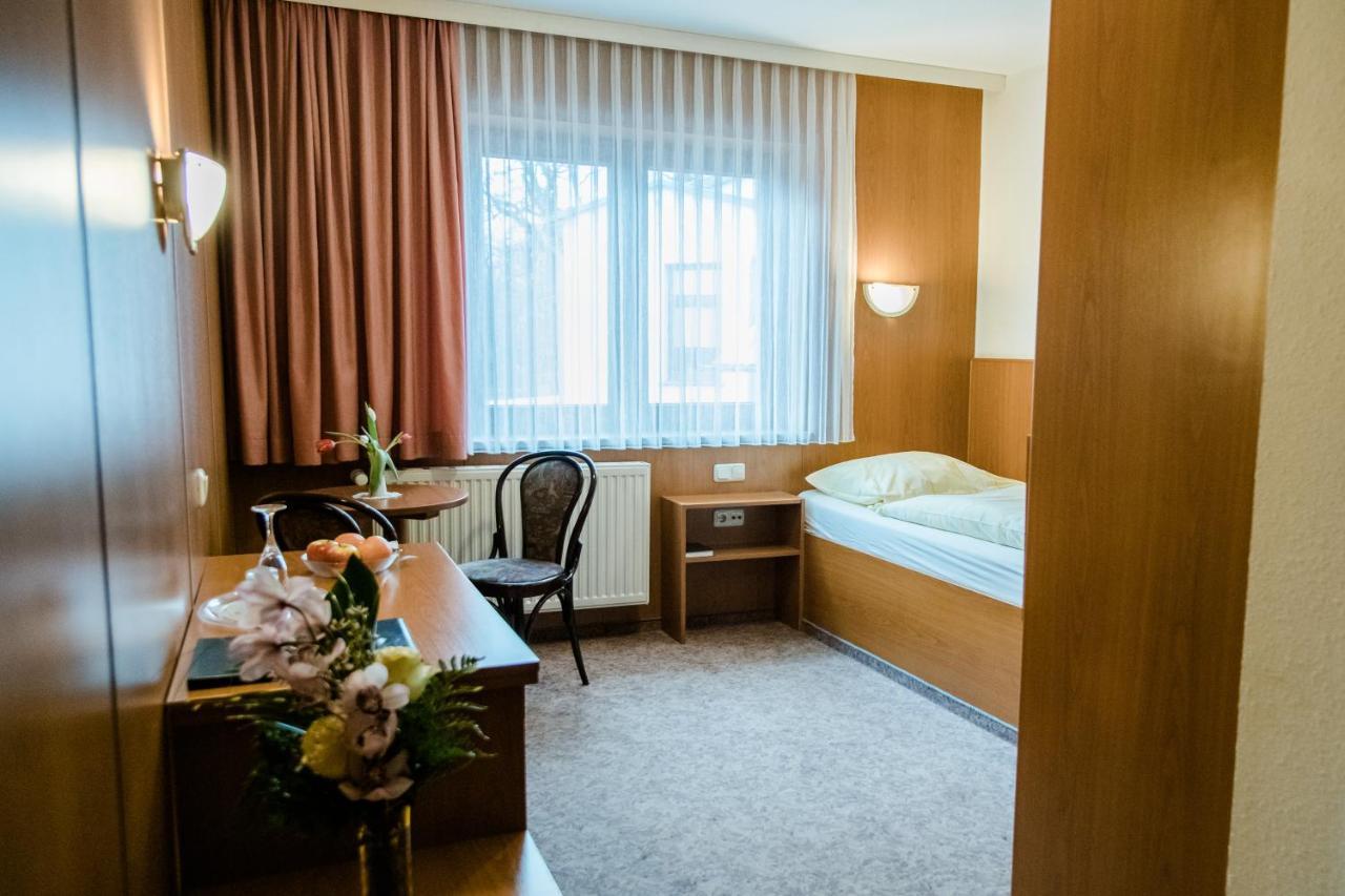 Hotel Mueller Genthin エクステリア 写真
